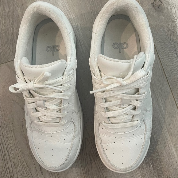 ALO Recovery Mode Sneaker in white 7.5 W/6 M - Picture 2 of 3